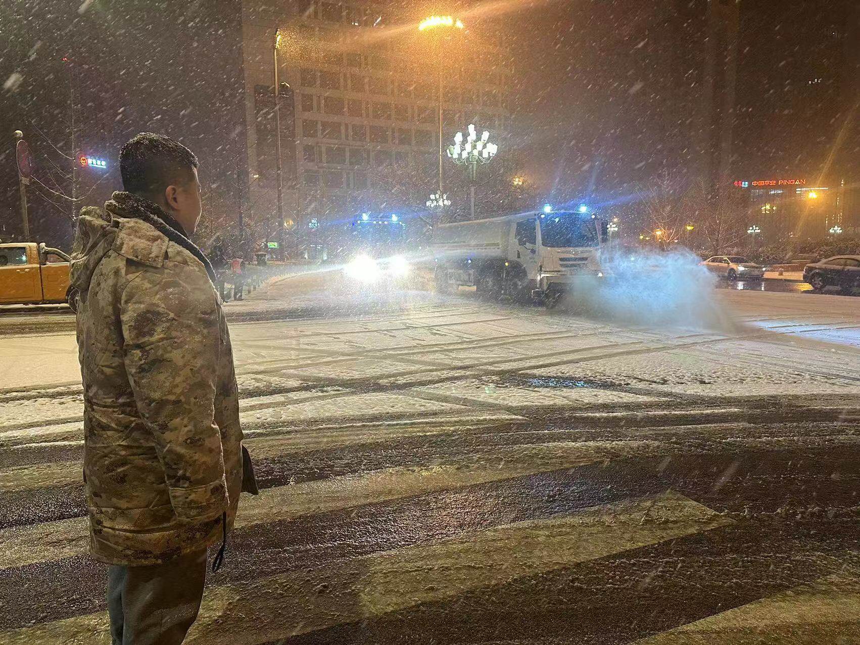 迅速开展除运雪工作，确保道路畅通。