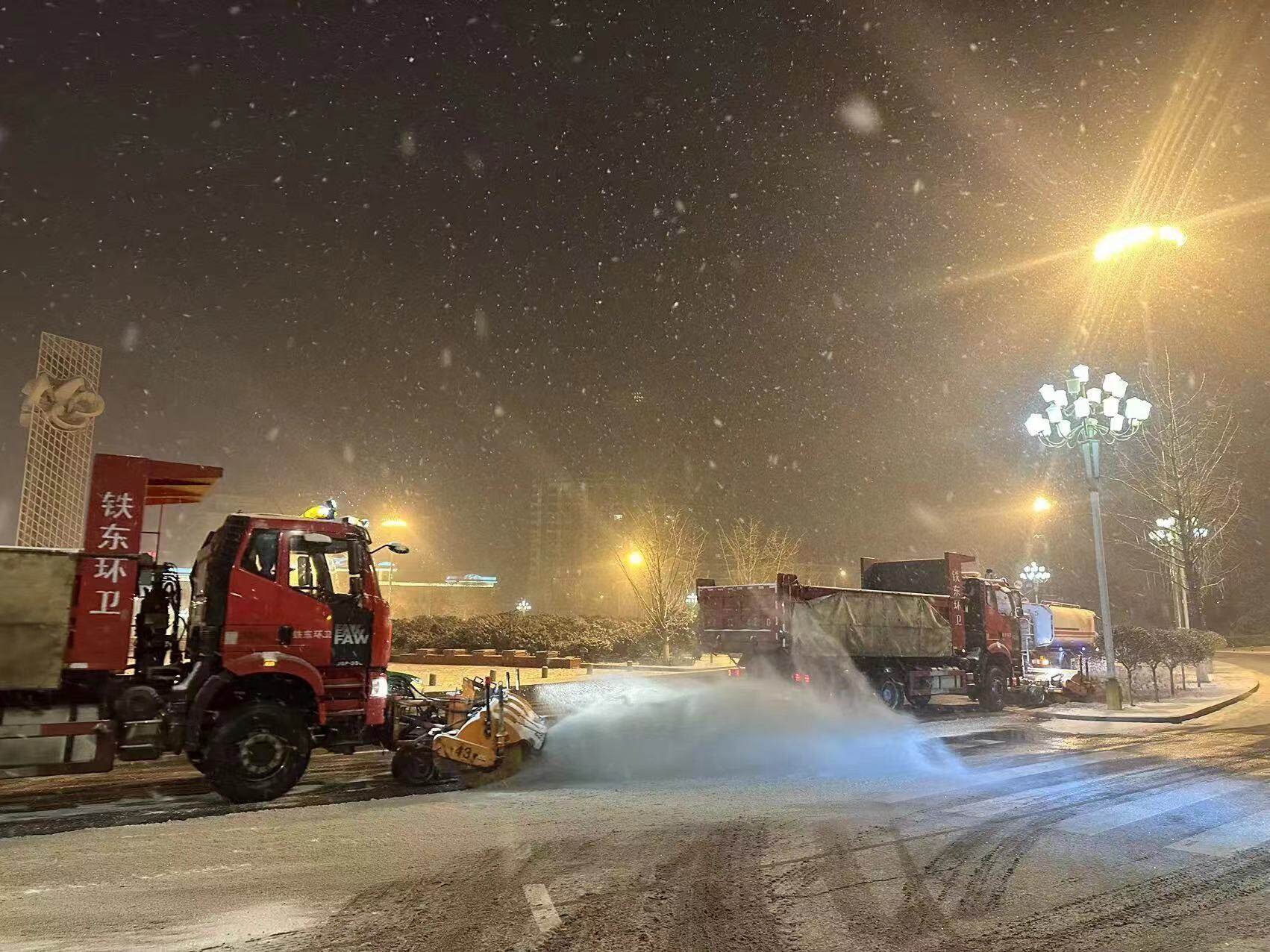 迅速开展除运雪工作，确保道路畅通。