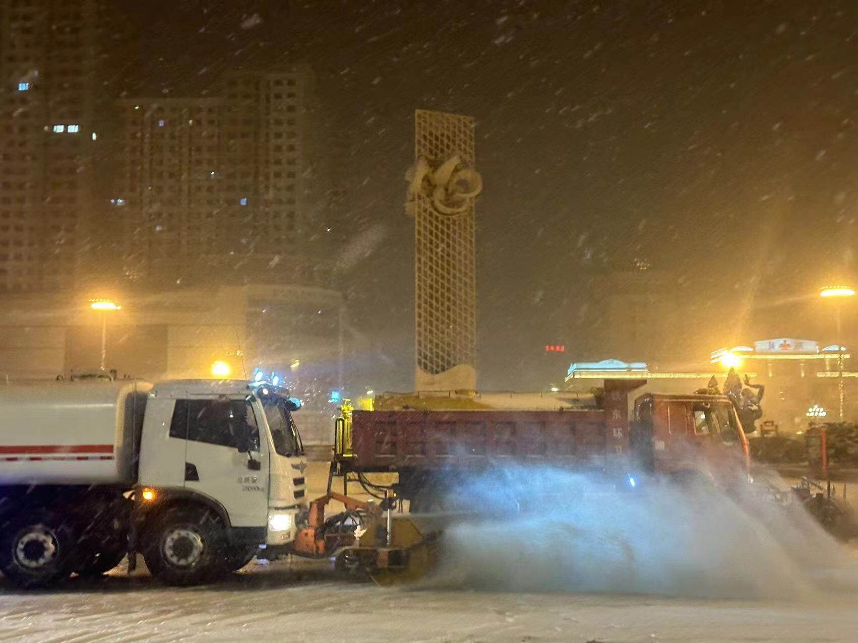 迅速开展除运雪工作，确保道路畅通。
