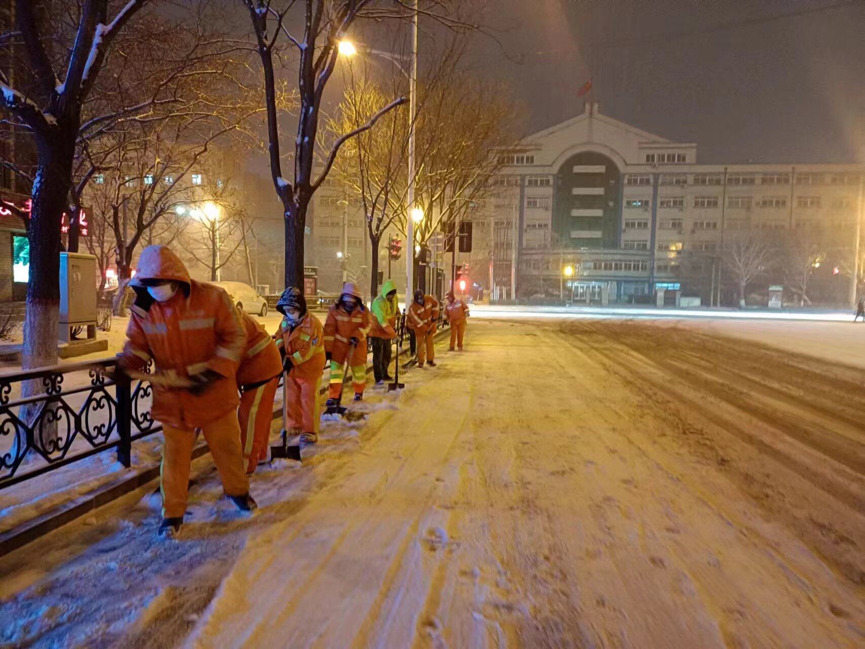 迅速开展除运雪工作，确保道路畅通。
