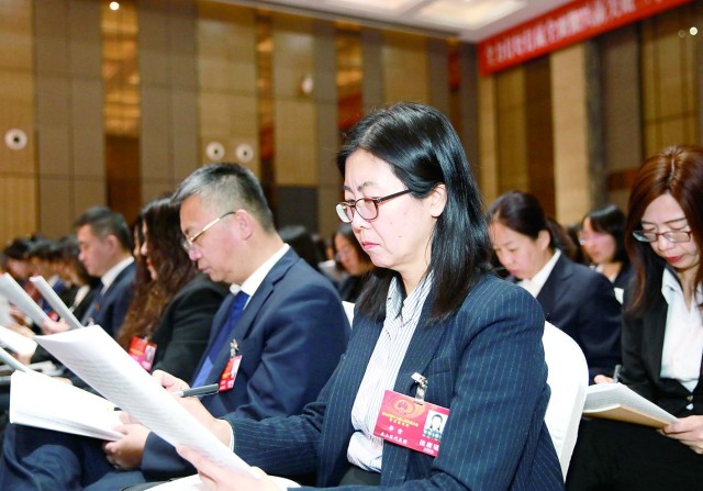 人大代表认真听取政府工作报告。全媒体首席记者 丛楠 周石 全媒体记者 李亮 刘云舒 摄.jpg
